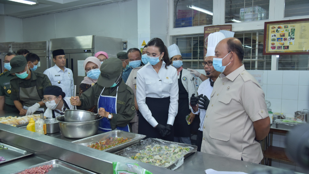 BGN Provinsi Riau dan Menpar Tinjau Praktik Siswa SPPI Batch-3 di Dapur NHI
